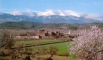 Monasterio de Veruela con el Moncayo al fondo