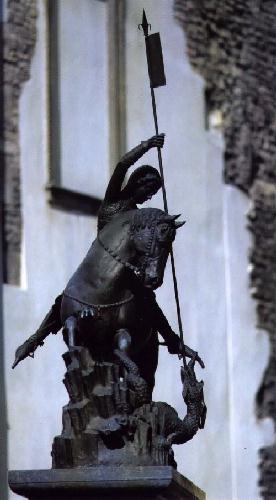 San Jorge, en una representación a caballo en una estatua en Praga. 12