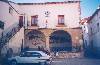 La Plaza Mayor de Castel de Cabra, avec la façade de la mairie