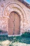Puerta, hecha en arco rom�nico, siglos XIII y XVI Castel de Cabra